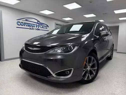 2017 Chrysler Pacifica Minivan Limited FWD photo