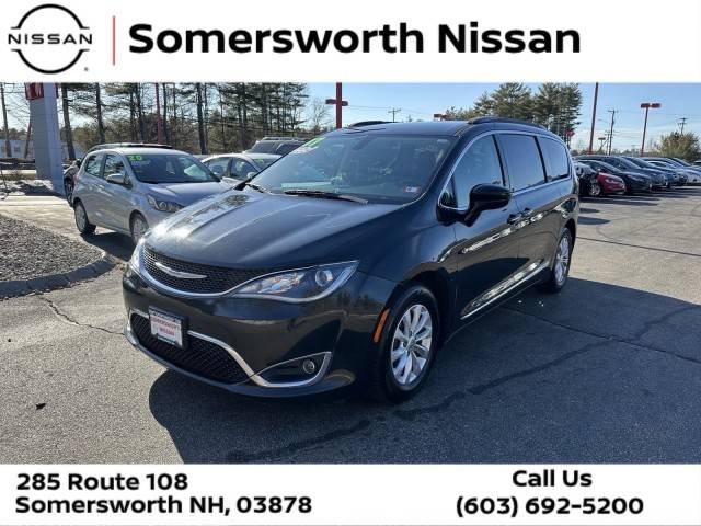 2017 Chrysler Pacifica Minivan Touring-L FWD photo