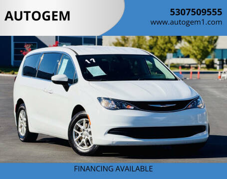 2017 Chrysler Pacifica Minivan Touring FWD photo