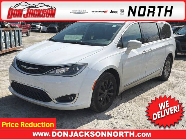 2017 Chrysler Pacifica Minivan Touring-L FWD photo