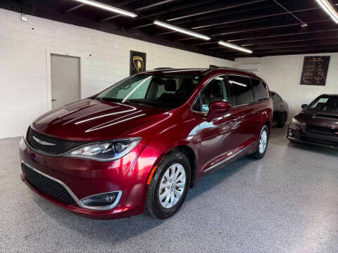 2017 Chrysler Pacifica Minivan Touring-L FWD photo