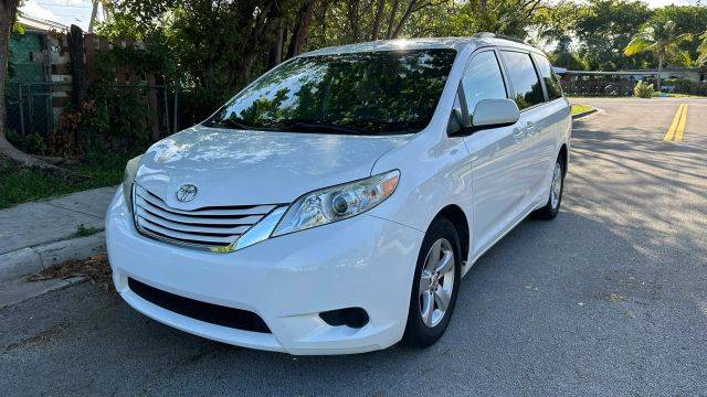 2017 Toyota Sienna LE FWD photo