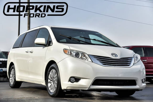 2017 Toyota Sienna XLE FWD photo