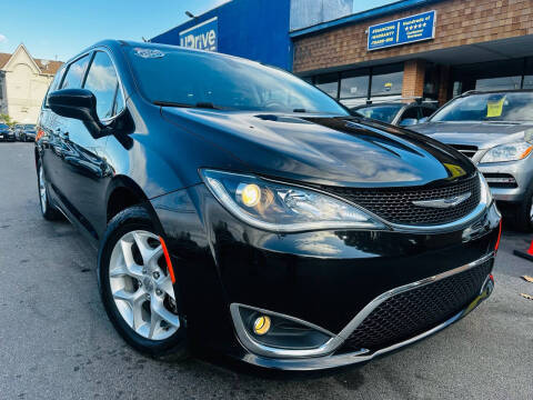 2017 Chrysler Pacifica Minivan Touring Plus FWD photo