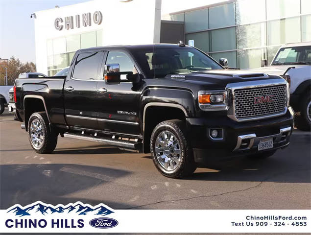 2017 GMC Sierra 2500HD Denali 4WD photo