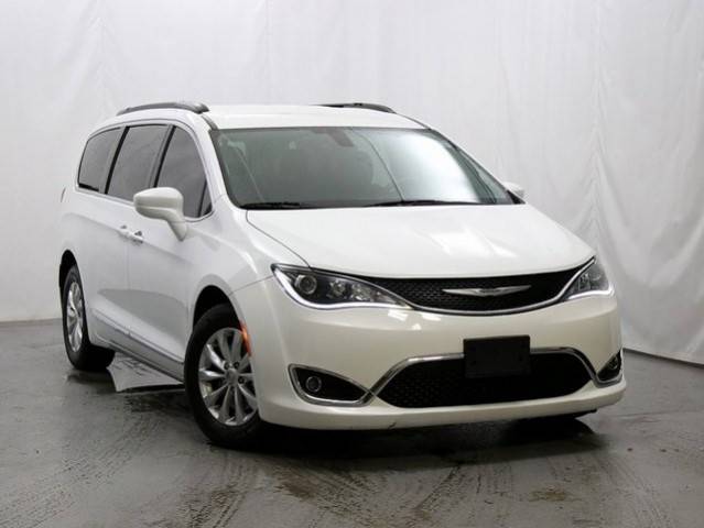2017 Chrysler Pacifica Minivan Touring-L FWD photo