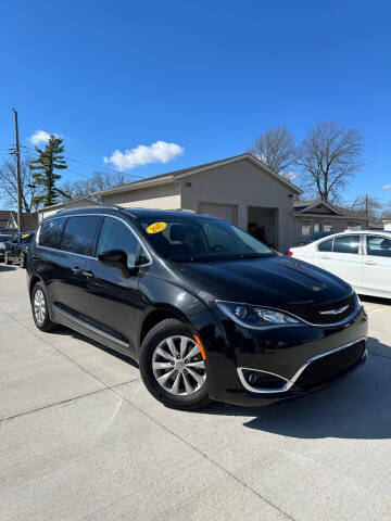 2017 Chrysler Pacifica Minivan Touring-L FWD photo