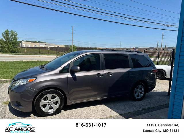 2017 Toyota Sienna LE FWD photo