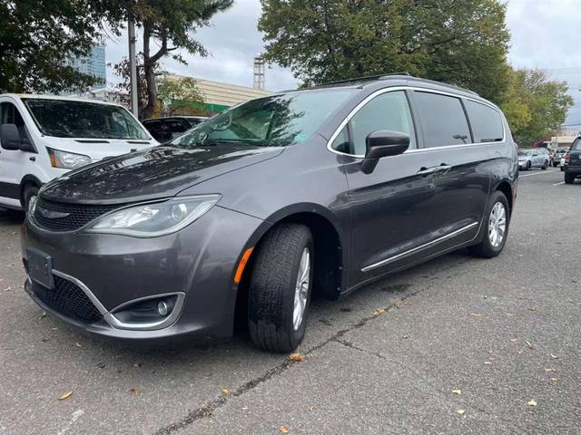 2017 Chrysler Pacifica Minivan Touring-L FWD photo
