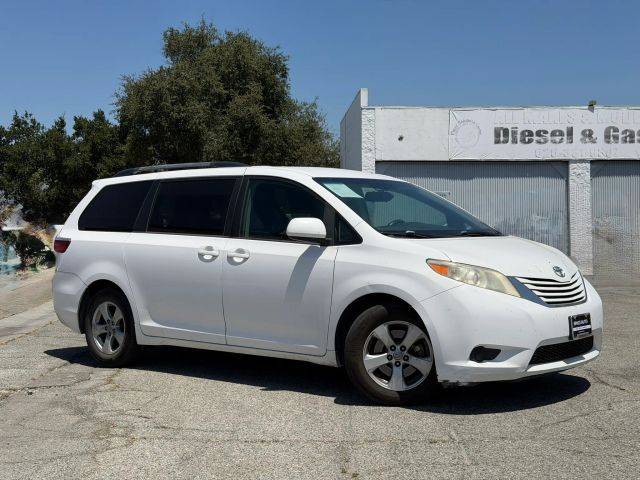 2017 Toyota Sienna LE FWD photo