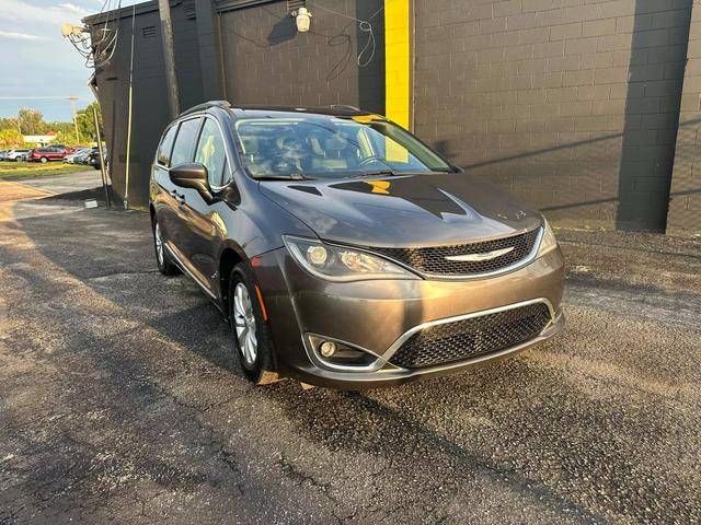 2017 Chrysler Pacifica Minivan Touring-L FWD photo