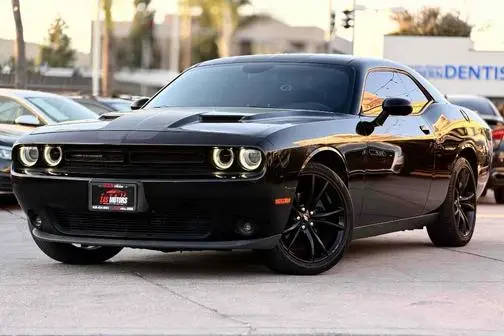 2017 Dodge Challenger SXT RWD photo