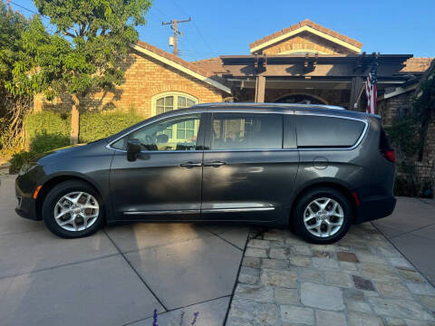 2017 Chrysler Pacifica Minivan Touring-L Plus FWD photo