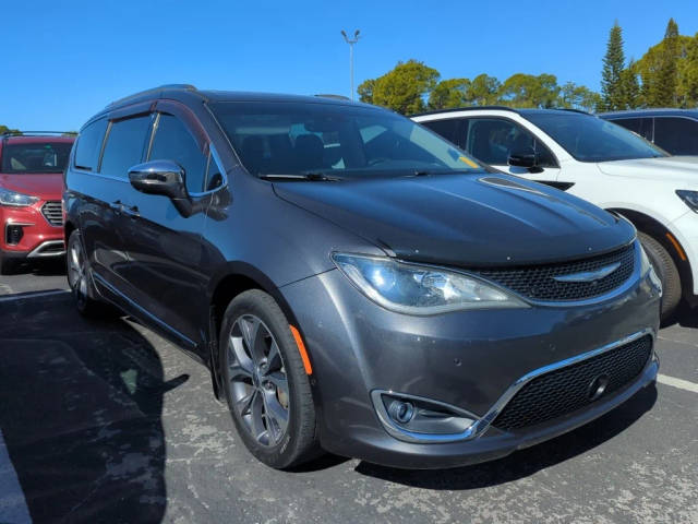 2017 Chrysler Pacifica Minivan Limited FWD photo