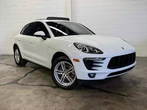 2018 Porsche Macan  AWD photo