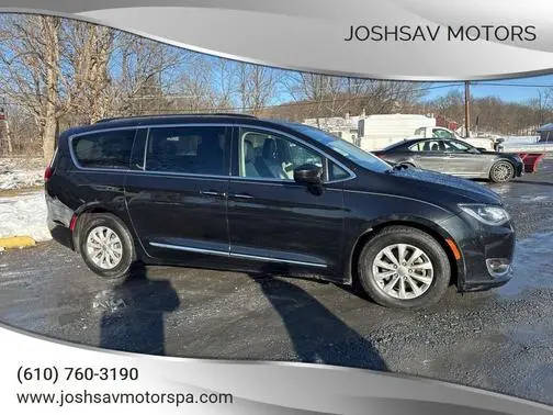 2017 Chrysler Pacifica Minivan Touring-L FWD photo