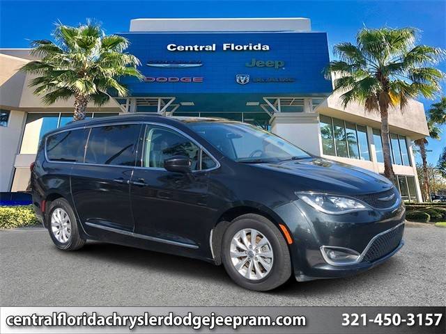 2017 Chrysler Pacifica Minivan Touring-L FWD photo