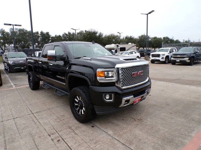 2017 GMC Sierra 2500HD Denali 4WD photo