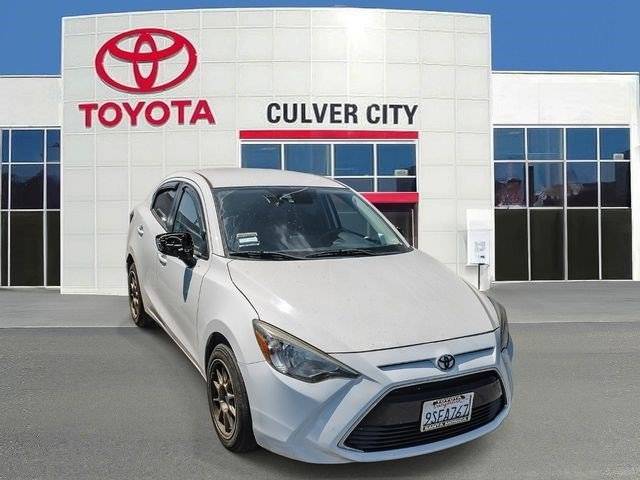 2017 Toyota Yaris FWD photo