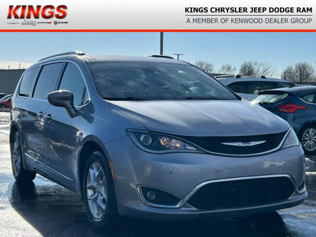 2017 Chrysler Pacifica Minivan Touring-L Plus FWD photo