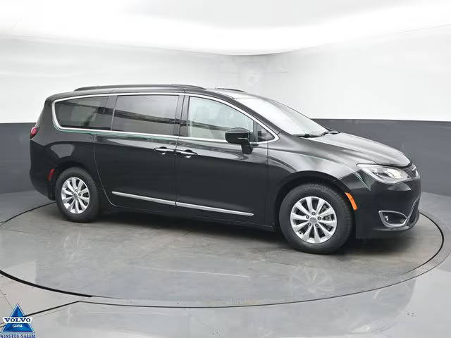 2017 Chrysler Pacifica Minivan Touring-L FWD photo