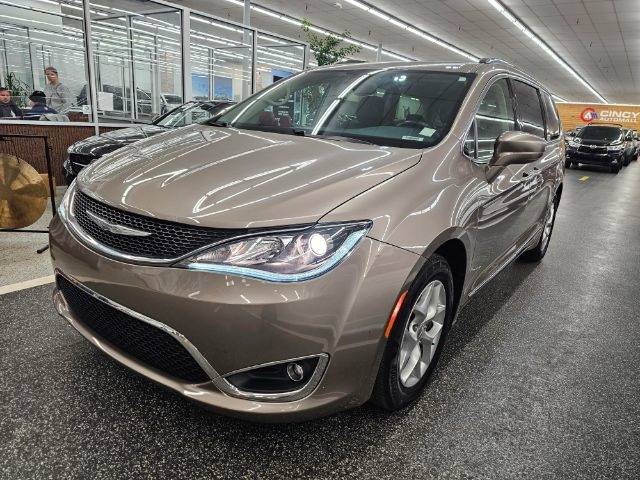 2017 Chrysler Pacifica Minivan Touring-L Plus FWD photo