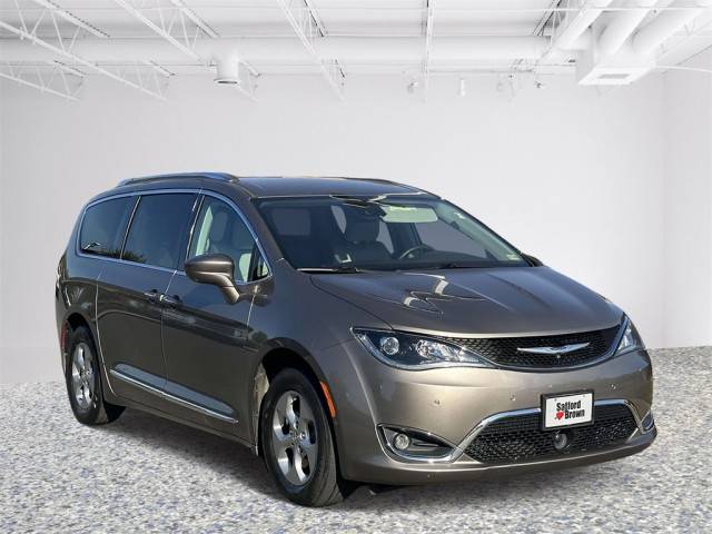 2017 Chrysler Pacifica Minivan Touring-L Plus FWD photo