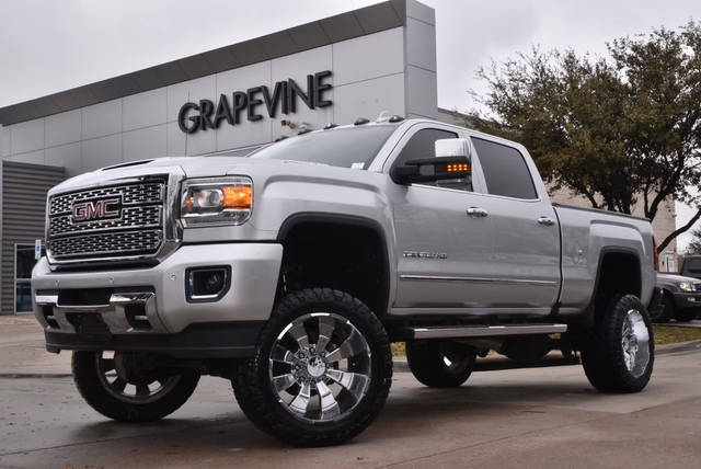 2018 GMC Sierra 2500HD Denali 4WD photo