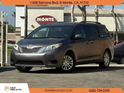 2017 Toyota Sienna XLE FWD photo