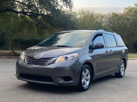 2017 Toyota Sienna LE FWD photo