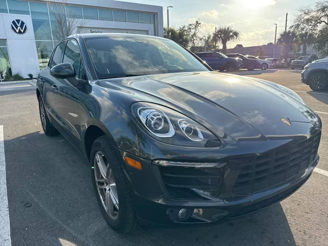 2018 Porsche Macan  AWD photo