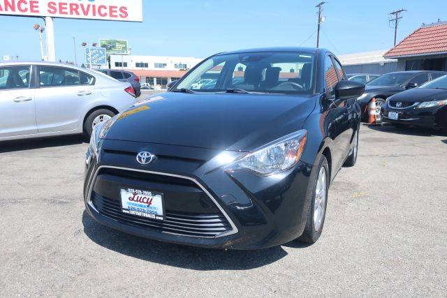 2017 Toyota Yaris FWD photo