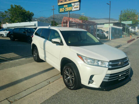 2017 Toyota Highlander LE Plus FWD photo