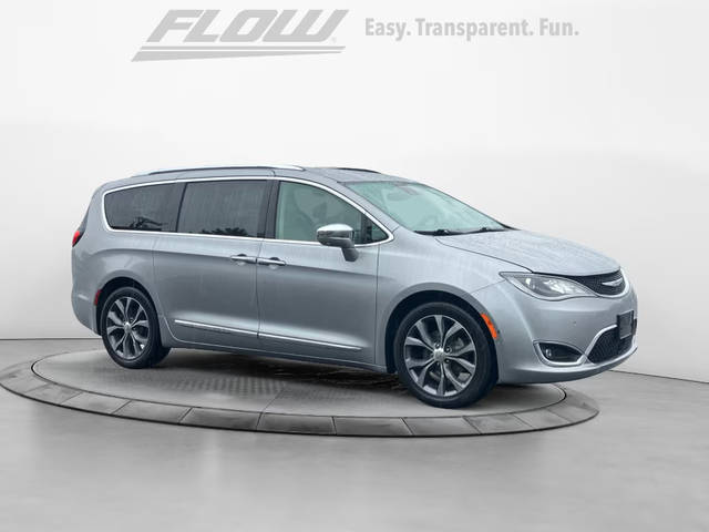 2017 Chrysler Pacifica Minivan Limited FWD photo