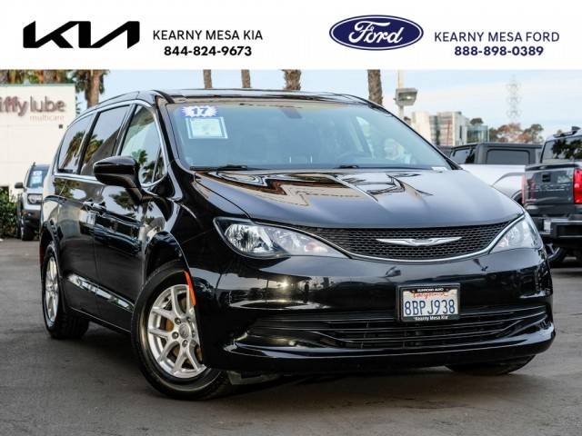 2017 Chrysler Pacifica Minivan Touring FWD photo