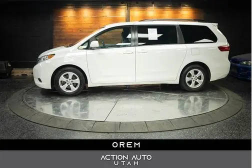 2017 Toyota Sienna LE FWD photo