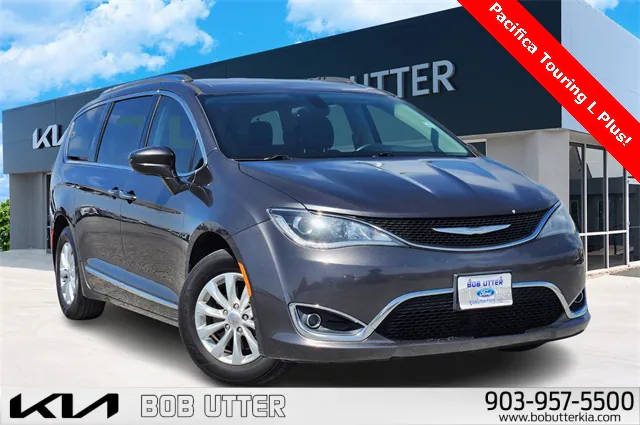 2018 Chrysler Pacifica Minivan Touring L Plus FWD photo