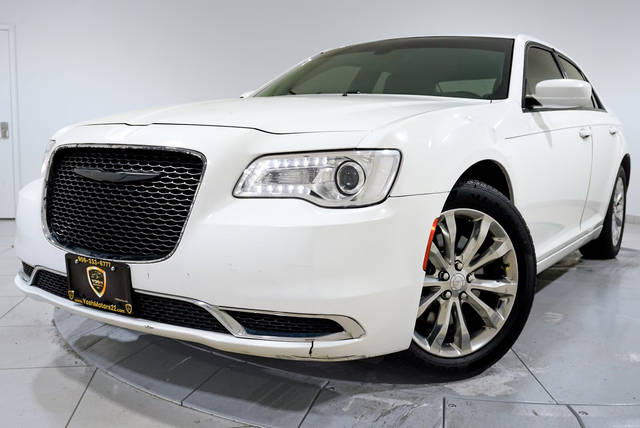 2018 Chrysler 300 Touring L AWD photo