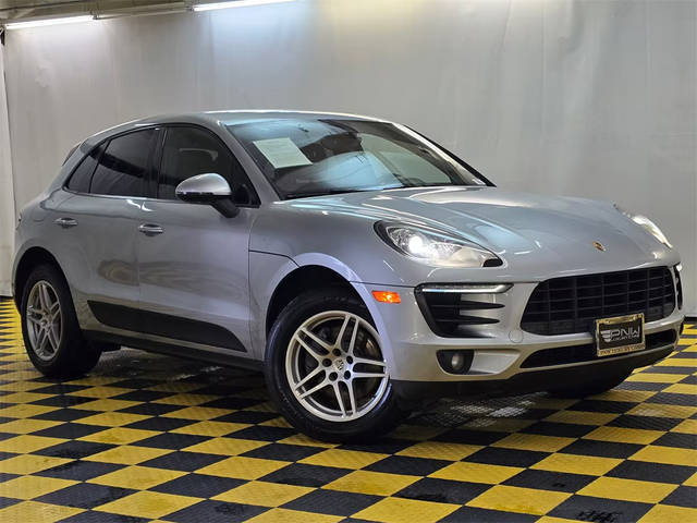 2018 Porsche Macan  AWD photo