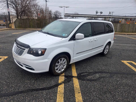 2016 Chrysler Town and Country Touring FWD photo