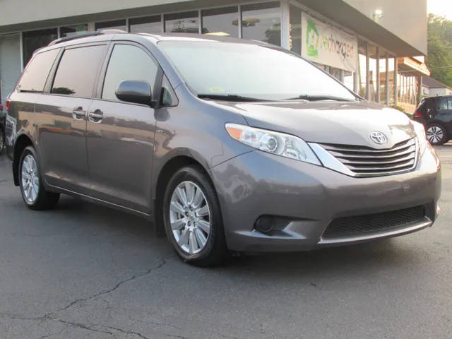 2017 Toyota Sienna LE AWD photo