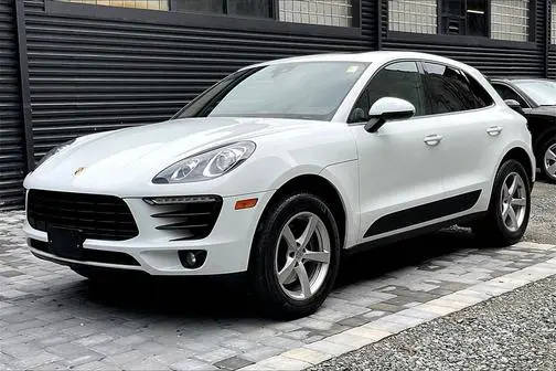2018 Porsche Macan  AWD photo