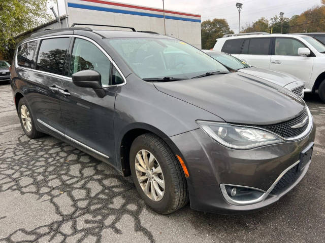 2017 Chrysler Pacifica Minivan Touring-L FWD photo