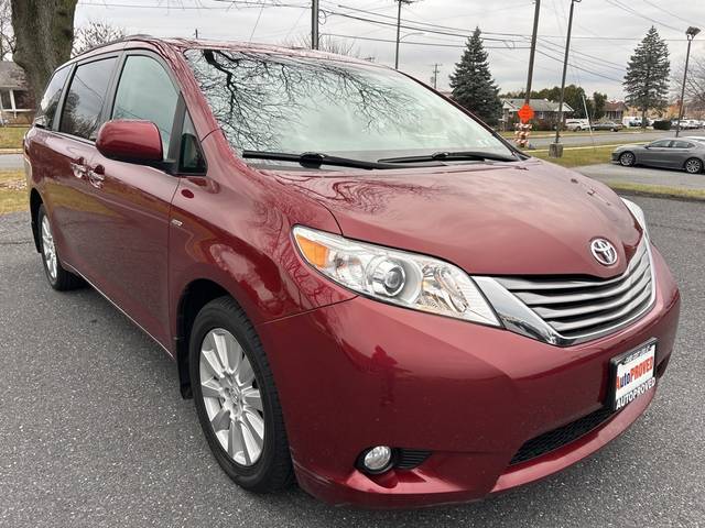 2017 Toyota Sienna XLE AWD photo