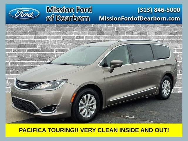 2018 Chrysler Pacifica Minivan Touring L FWD photo