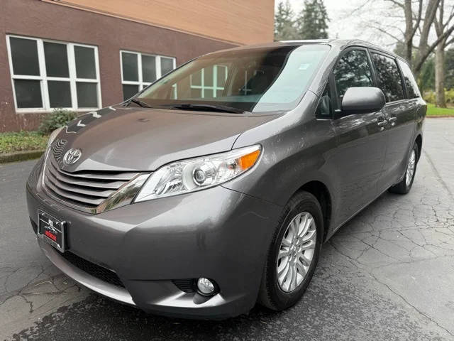 2017 Toyota Sienna XLE FWD photo