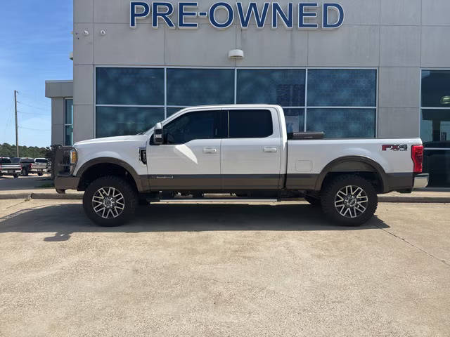 2017 Ford F-250 Super Duty Lariat 4WD photo