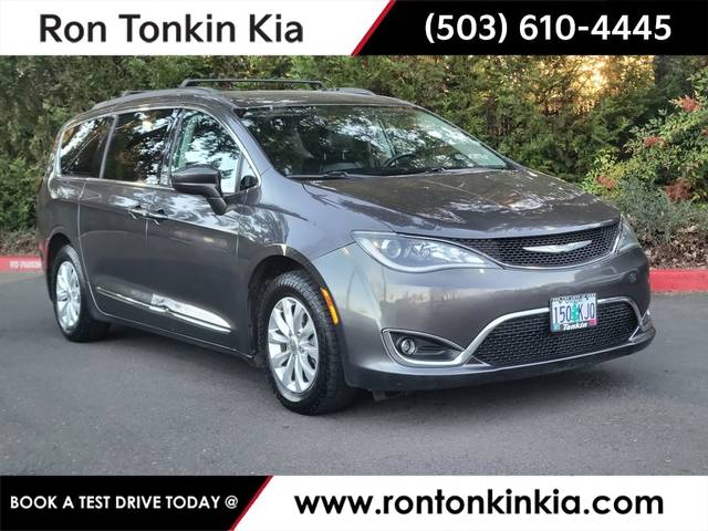 2017 Chrysler Pacifica Minivan Touring-L FWD photo