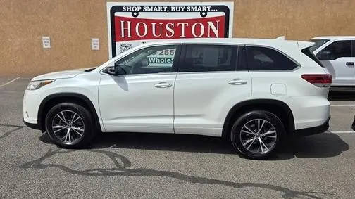 2017 Toyota Highlander LE Plus FWD photo