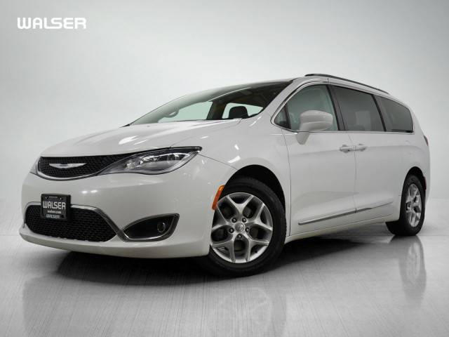 2017 Chrysler Pacifica Minivan Touring-L FWD photo